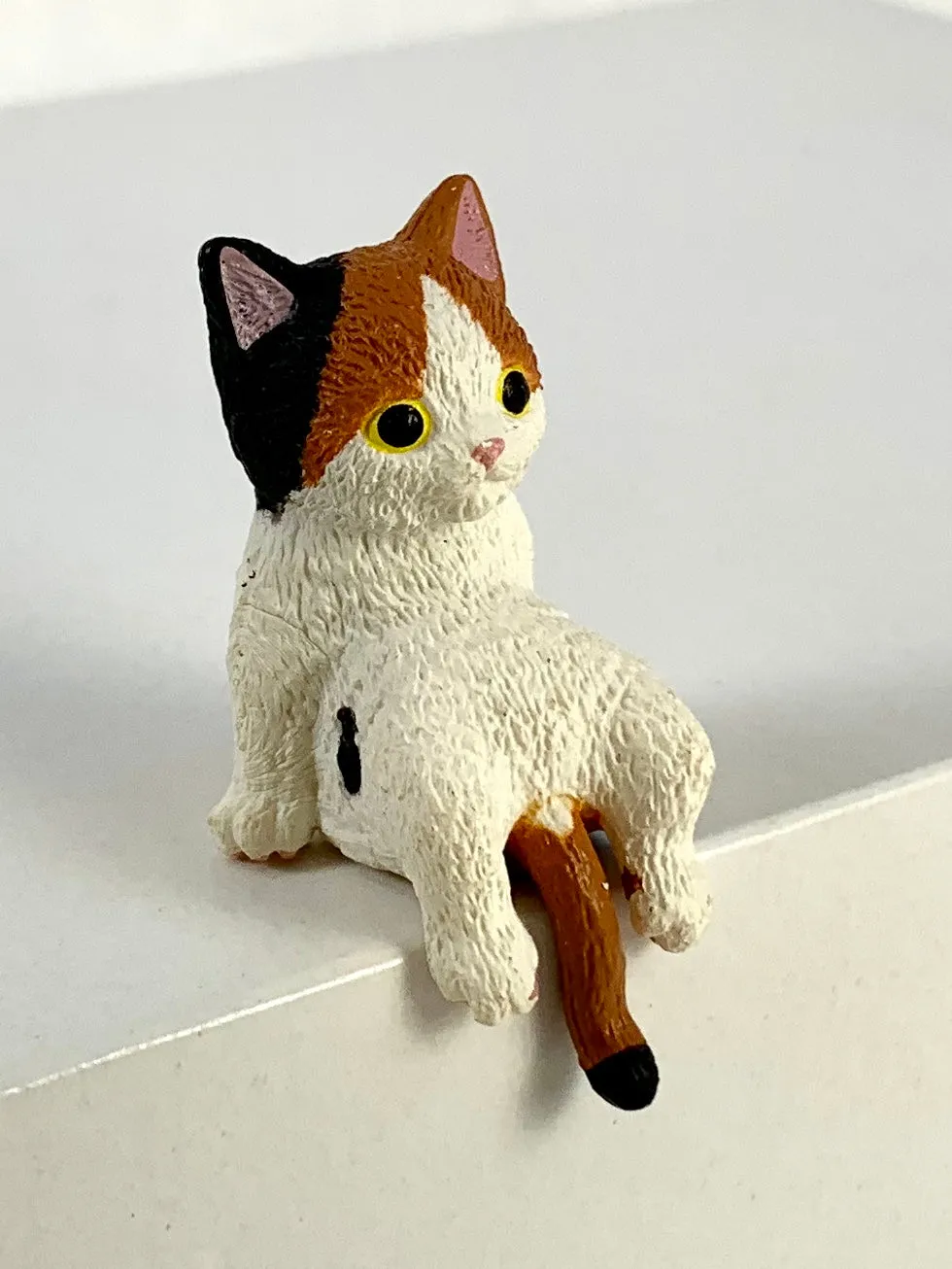 X 70806 PLAYFUL HANGING CATS CAPSULE-DISCONTINUED