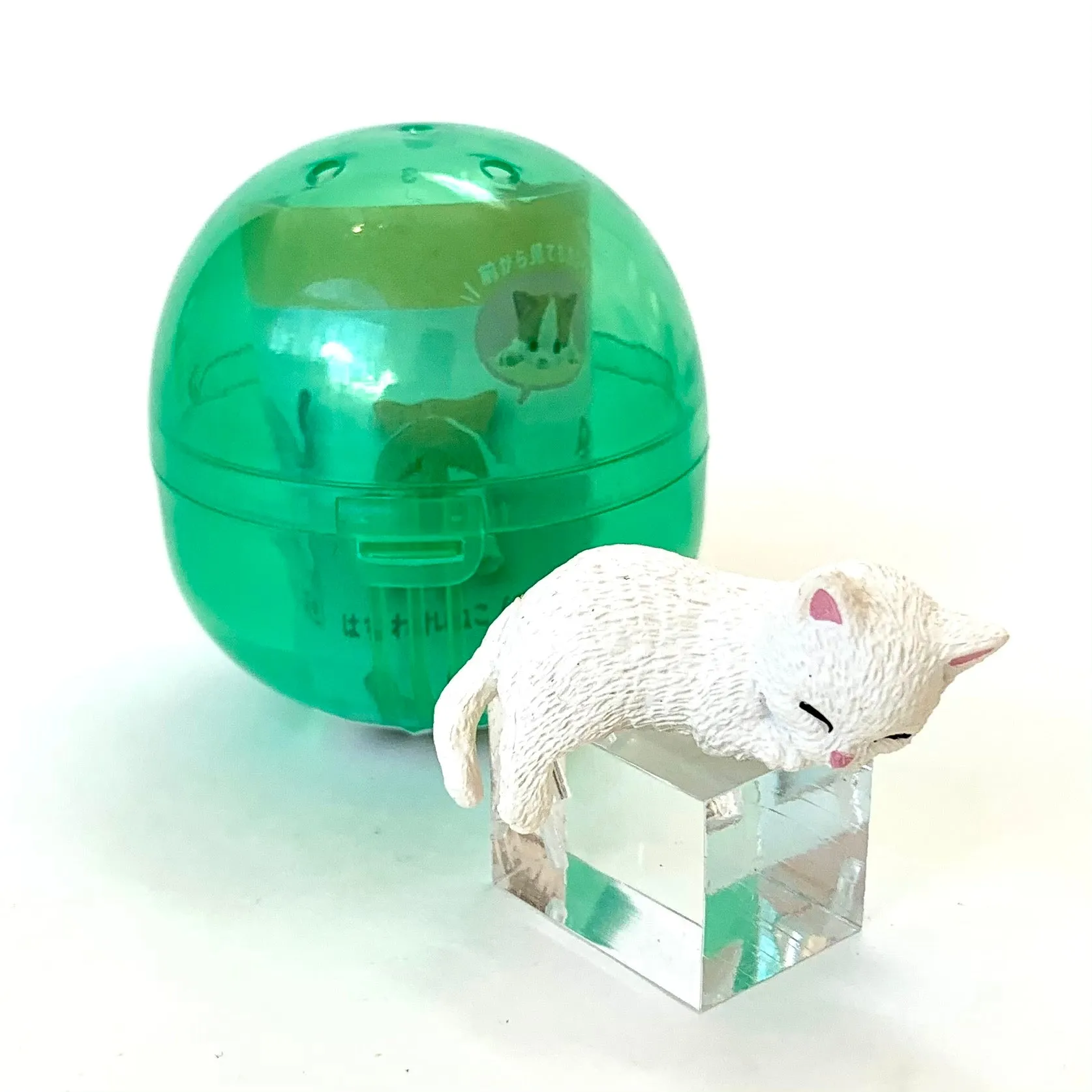 X 70806 PLAYFUL HANGING CATS CAPSULE-DISCONTINUED