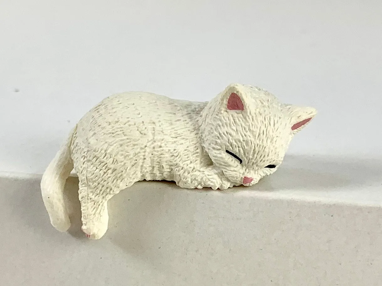 X 70806 PLAYFUL HANGING CATS CAPSULE-DISCONTINUED