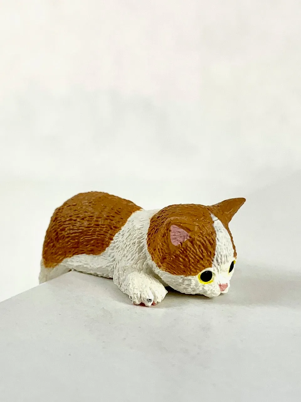 X 70806 PLAYFUL HANGING CATS CAPSULE-DISCONTINUED