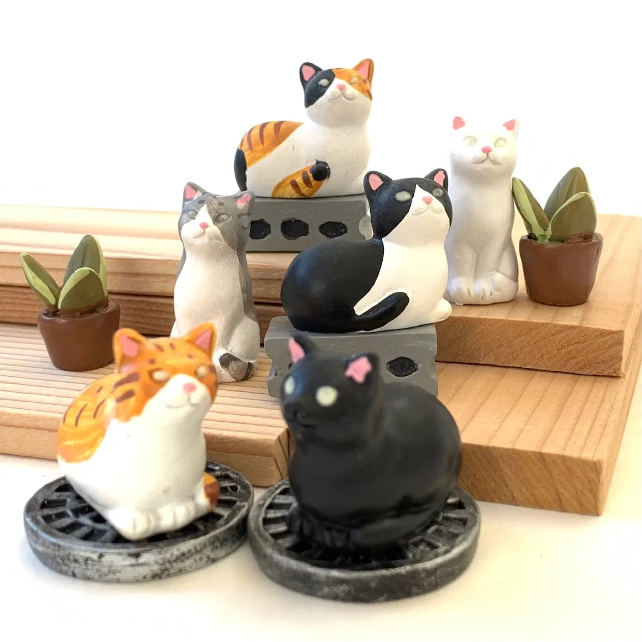 X 70915 Laser Eye Cats Figurines Capsule-DISCONTINUED